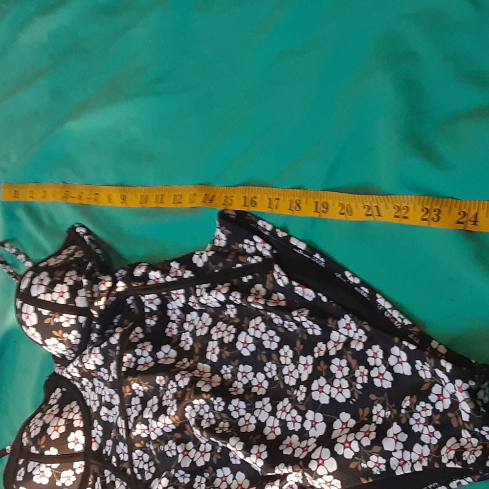 CUPSHE BLACK AND WHITE FLORAL ONE PIECE SWIMSUIT, MEDIUM - Picture 10 of 11